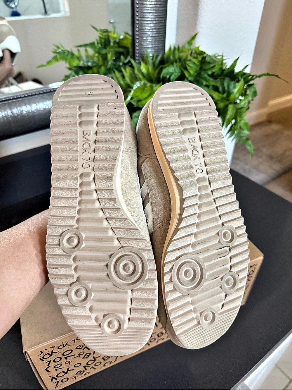 Back 70 in Beige & White Like New - Picture 5 of 5